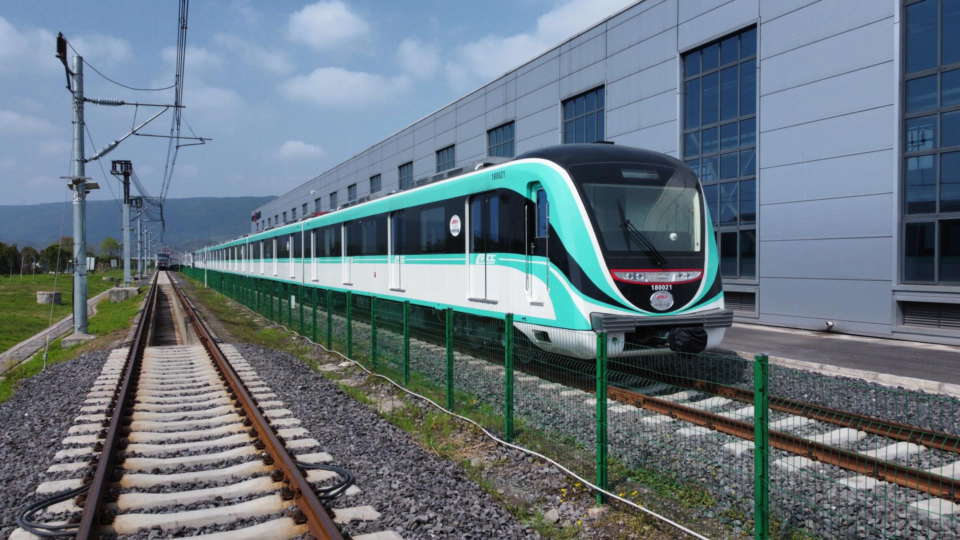 圖四：重慶機電集團參股企業(yè)重慶中車長客生產的重慶軌道交通18號線首列電客車進入大批量生產階段。.jpg